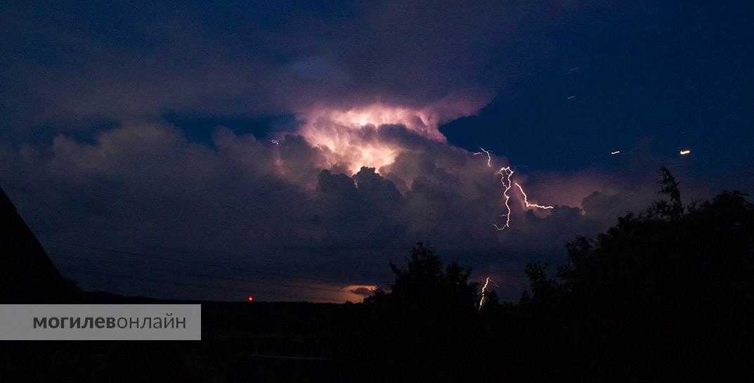 Завтра на Могилевщине — снова грозы и шквалистое усиление ветра. А кое-где и град
