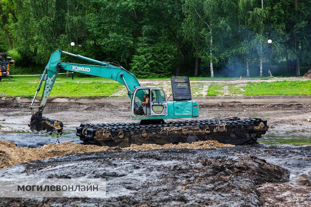 На Дубровенке ведется колоссальная работа — пока черновая. Показываем, что делают