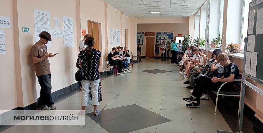В Могилеве и всей Беларуси стартовала вступительная кампания-2025: рекордное количество бюджетных мест и толпы абитуриентов