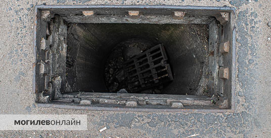 Решетка от ливневки на улице Островского в Могилеве поднята со дна коллектора и выполняет свои прямые функции