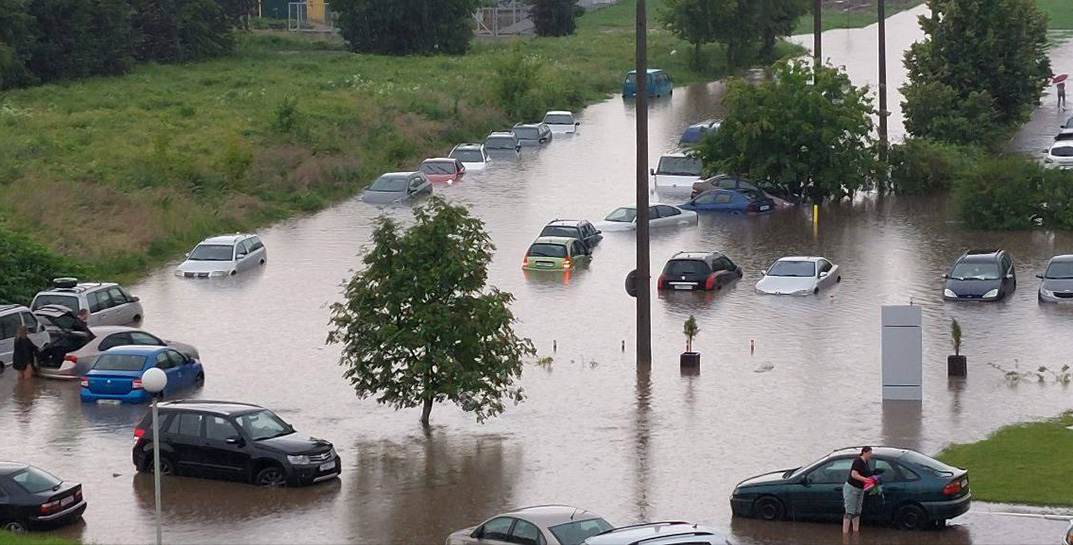 В Минске — своя атмосфера. Машины «по уши» в воде, а жители передвигаются на надувных лодках