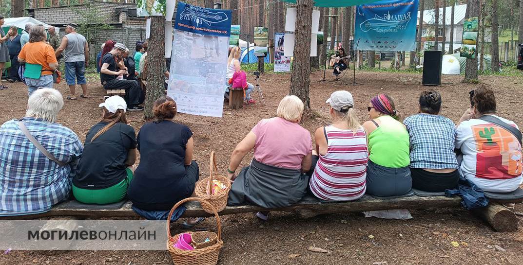 Тусовка на бард-рыбалке растет — пребывают новые гости, со сцен в разных уголках леса звучит музыка