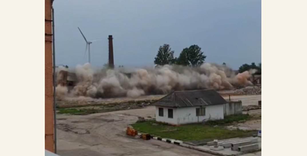 Посмотрите, как эффектно специалисты сносили главный корпус «Могилевжелезобетон»