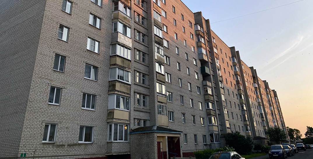 В Горках строители отремонтировали крышу многоэтажки — в итоге шесть подъездов залило водой. Только вот отвечать за это организация отказалась