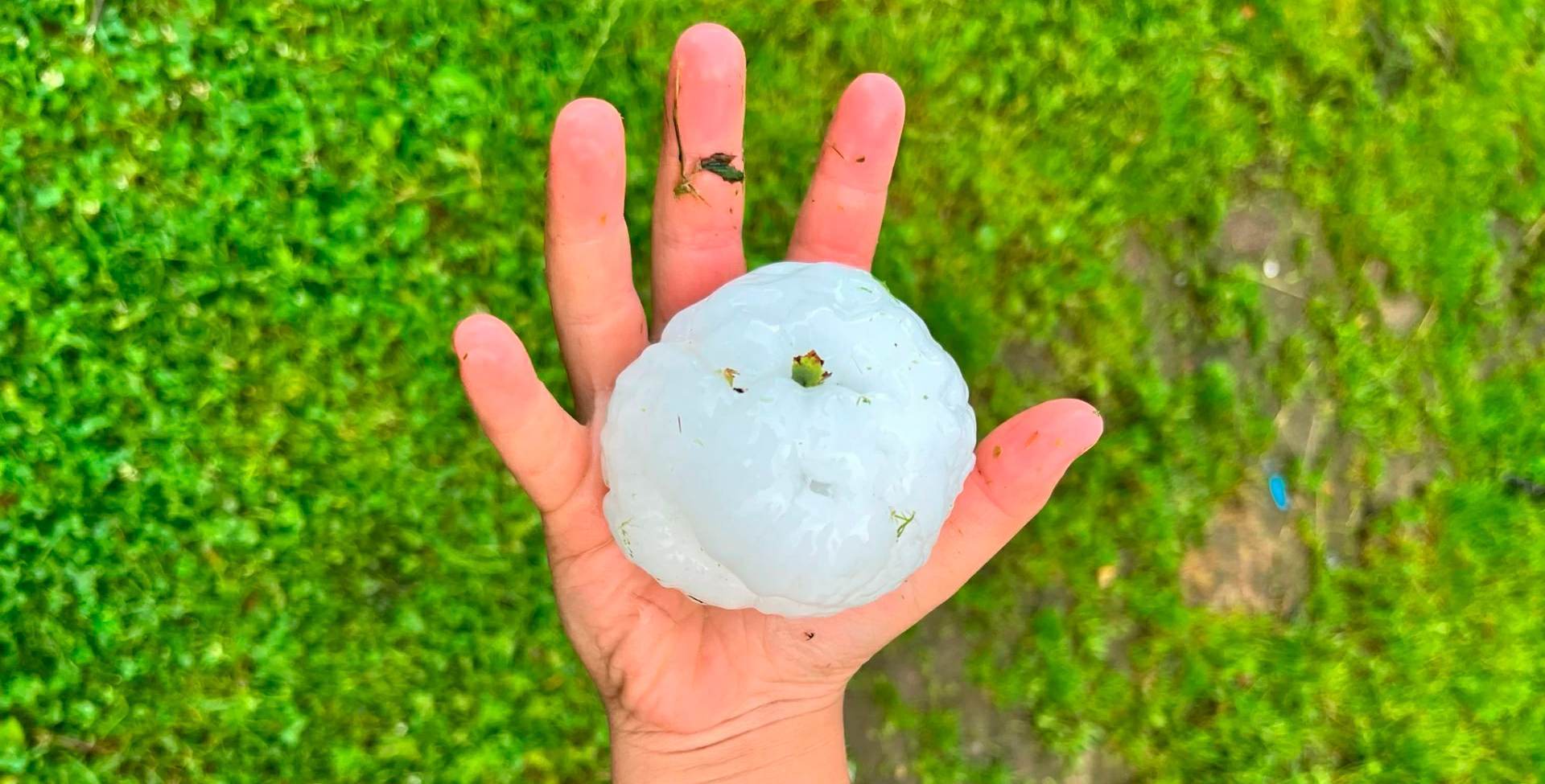 «Габриэль» бьет рекорды — теперь в зону риска попала Латвия: градины весом 200 граммов и экстремальные ливни