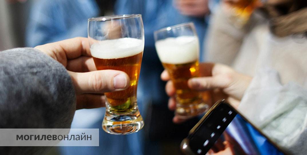 В Климовичах парень получил штраф за покупку алкоголя для несовершеннолетнего, хотя в этот момент был в другом городе. Чем дело кончилось?