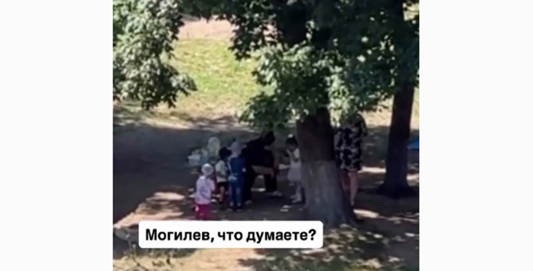 Воспитательница растерла песок по лицу ребенка — в Могилеве проверяют скандальный инцидент. Также стало известно мнение родителей, чьи дети пострадали