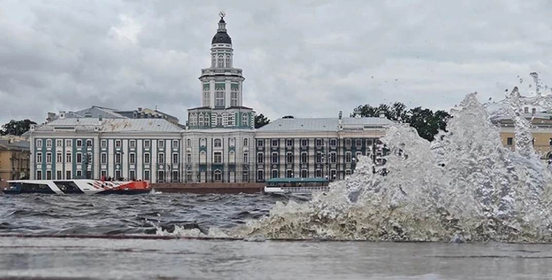 «Дамбу, музеи, Петергоф закрыли, пляжи подтопило, есть пострадавшие». Любимый белорусскими туристами Питер уходит под воду из-за наводнения