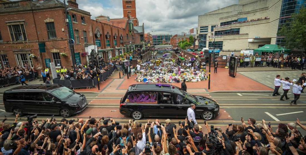 В Великобритании прошли похороны Оззи Осборна. Вот как это было