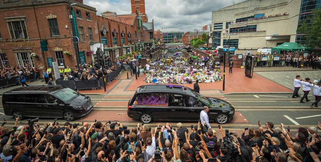 В Великобритании прошли похороны Оззи Осборна. Вот как это было