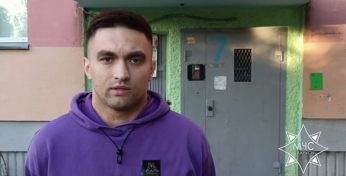 В Бобруйске пенсионер забыл про еду, которая готовилась на плите, и не заметил дыма в квартире — к счастью, его соседом оказался спасатель