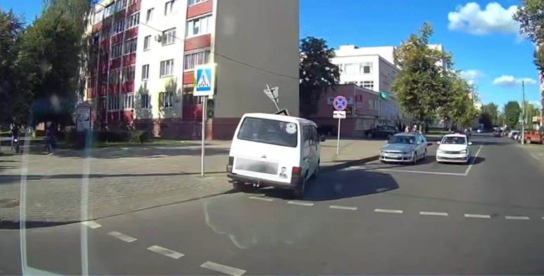 В Бобруйске оба водителя забыли ПДД и столкнулись на перекрестке