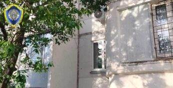 Сел на подоконник, свесив ноги на улицу. В Гомеле ребенок из-за шалости выпал из окна третьего этажа — он в реанимации