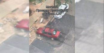 «Как можно оставить такую ляпу?» – Могилевчанка пожаловалась в TikTok на положенный вокруг машины асфальт