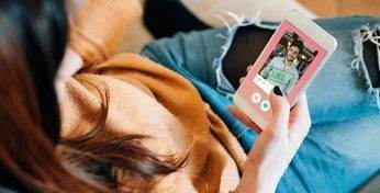 Как лучше знакомиться — в сети или вживую? Ученые выяснили, чьи браки оказываются крепче