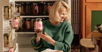 Голливудская актриса Памела Андерсон выпустила лимитированную серию маринованных огурцов