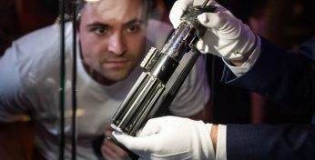 В США выставляют на аукцион меч «Дарта Вейдера»