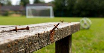 «Торчащие из скамейки гвозди и футбольные ворота без крепления» — на детской базе отдыха в Круглянском районе прокуратура нашла опасные нарушения