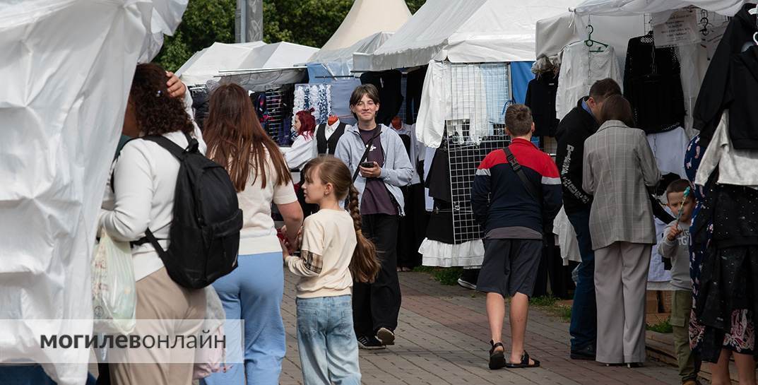 А вы уже купили одежду к новому учебному году? Показываем, что продают на школьном базаре в Могилеве — каков выбор и довольны ли ассортиментом родители и дети