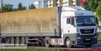 «Продезинфицировали» проезжую часть: в Белыничах на дорогу вылилось 200 литров дезсредства