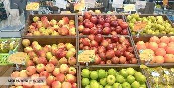 В Могилеве в одном из магазинов заметили яблоки «по цене мяса». Посмотрели сколько стоят в других популярных торговых сетях