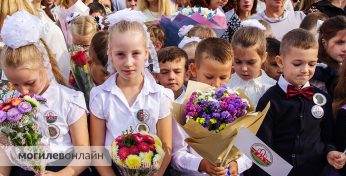 Белорусским школьникам и учителям предложили отказаться от цветочных букетов