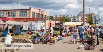 Бабушек, торгующих своей продукцией возле Минского рынка, «переселили». Где они теперь и что думают по поводу перемен