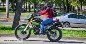 В Горках дедушка разрешил покататься внуку на мотоцикле и схлопотал административку
