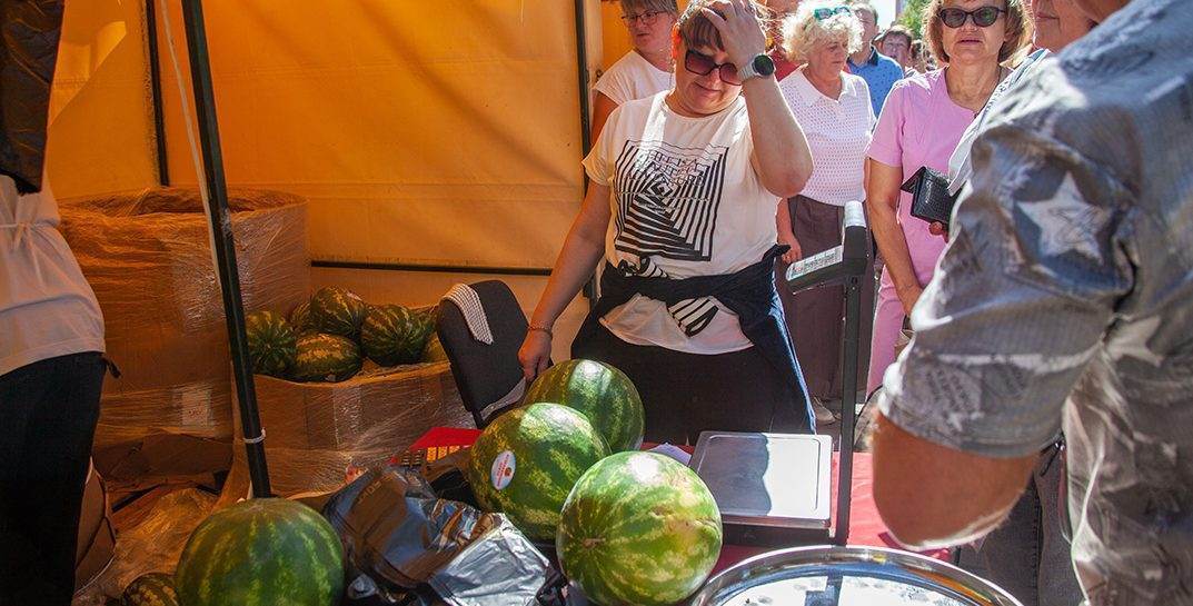 Как проходит третий день астраханской ярмарки в Могилеве? Узнали, что уже раскупили, а за чем нужно отстоять очередь в 100 человек