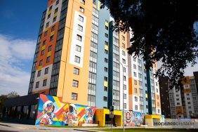 Только посмотрите какие красивые фрески рождаются на площади Космонавтов в Могилеве