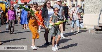 Во сколько обойдется букет школьнику к 1 сентября? Посмотрели цены на минском рынке в Могилеве