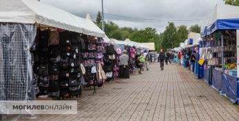 В Могилеве заработал школьный базар — посмотрели, что там продают и по каким ценам