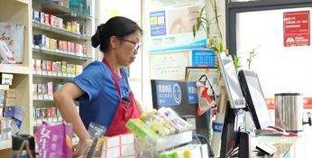 Страшно спросить, что там по счетам за электричество: в Китае продавщица уже 13 лет не выключает свет в своей лавке — причина удивительная