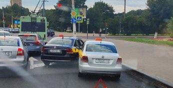 «Поцелуй» двух такси возле гостиницы «Могилев»