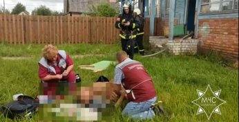 Выбил запертую дверь и вынес людей из горящего дома — в Костюковичском районе сосед спас двух односельчан
