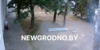 Всего несколько метров спасли гродненку от удара молнии — смотрите, как это было