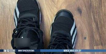 «Был дождь, а я в шлепанцах…» — в Минске мужчина «увел» кроссовки из-за непогоды