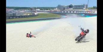 Во время гонки мотоцикл одного из участников отлетел прямо в оператора — на расстояние более 50-ти метров