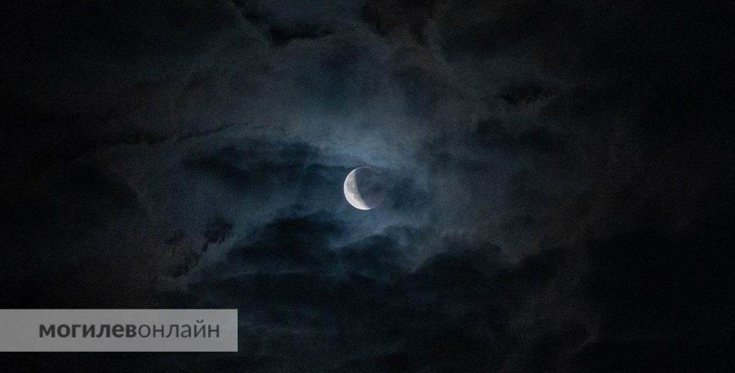 Могилевчане наблюдали лунное затмение — фото, которые будоражат воображение