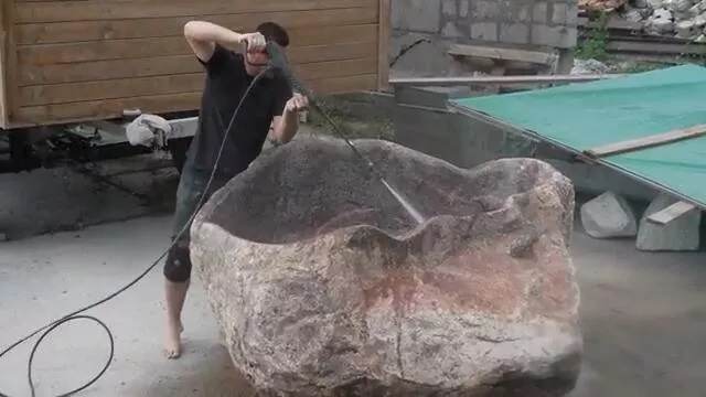 «Валун весил 7 тонн». Брестчанин сделал купель из цельного камня и попал в Книгу рекордов Беларуси
