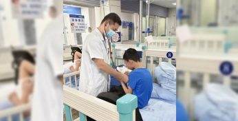 В Китае 11-летнего школьника госпитализировали после попытки выполнить все домашние задания на лето за один день