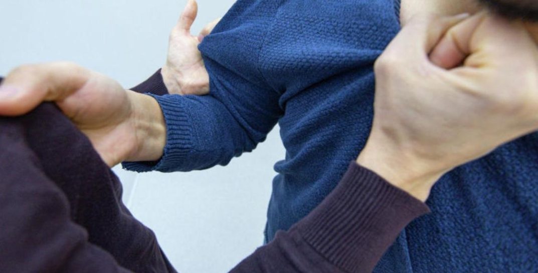 В Круглянском районе потасовка двух работников фермы закончилась для одного переломом ребер с пневмотораксом. Что решил суд?