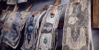 В Беларуси еще один банк начал принимать поврежденные доллары и евро