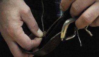 Житель Бобруйска снял брюки перед посетительницами кафе и уехал в милицию