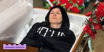 Белорусам предложили необычную услугу — желающие могут полежать в гробу, чтобы почувствовать вкус к жизни