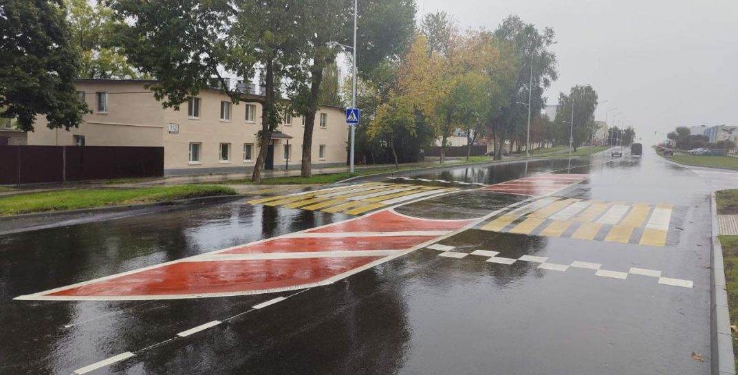 В Заславле на дороге опробовали новую «точечную» разметку. Такой нет даже в столице
