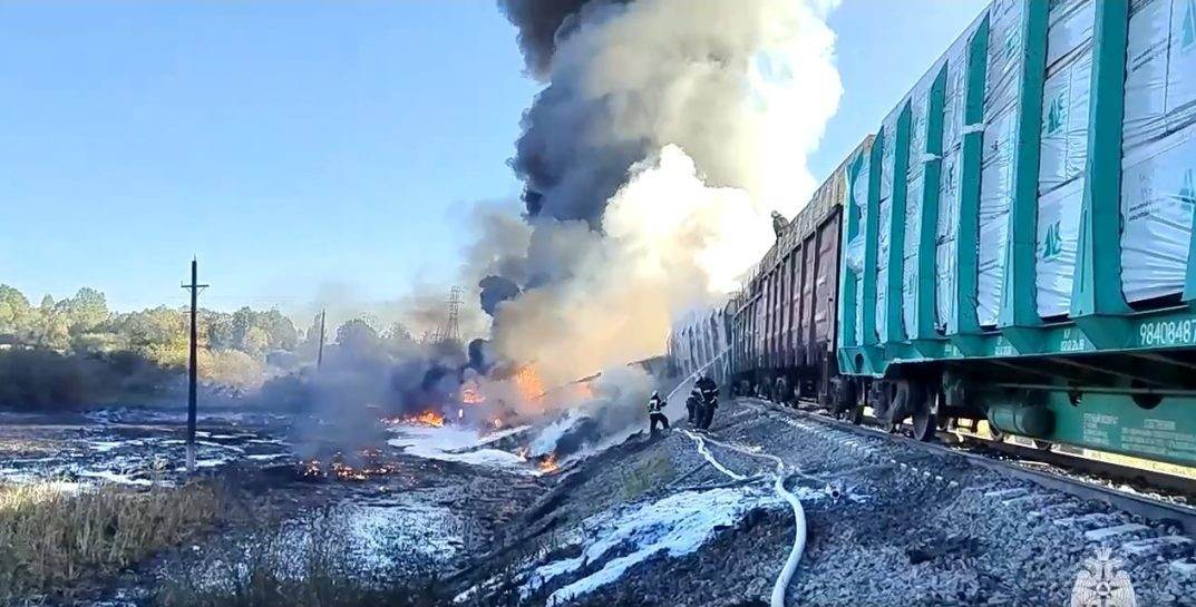 Под Смоленском грузовик столкнулся с поездом, который вез топливо. Шесть вагонов воспламенились