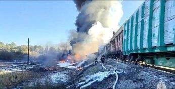 Под Смоленском грузовик столкнулся с поездом, который вез топливо. Шесть вагонов воспламенились