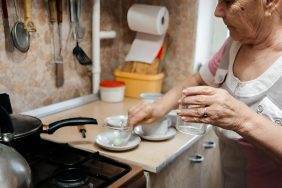 В Могилеве бабушка хотела приготовить себе ужин, но случайно подожгла на себе одежду