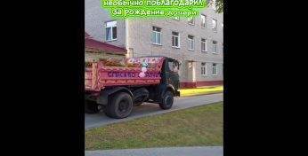 Целый МАЗ цветов! Посмотрите, какой сюрприз устроил для своей жены и новорожденной дочки мужчина из Молодечно